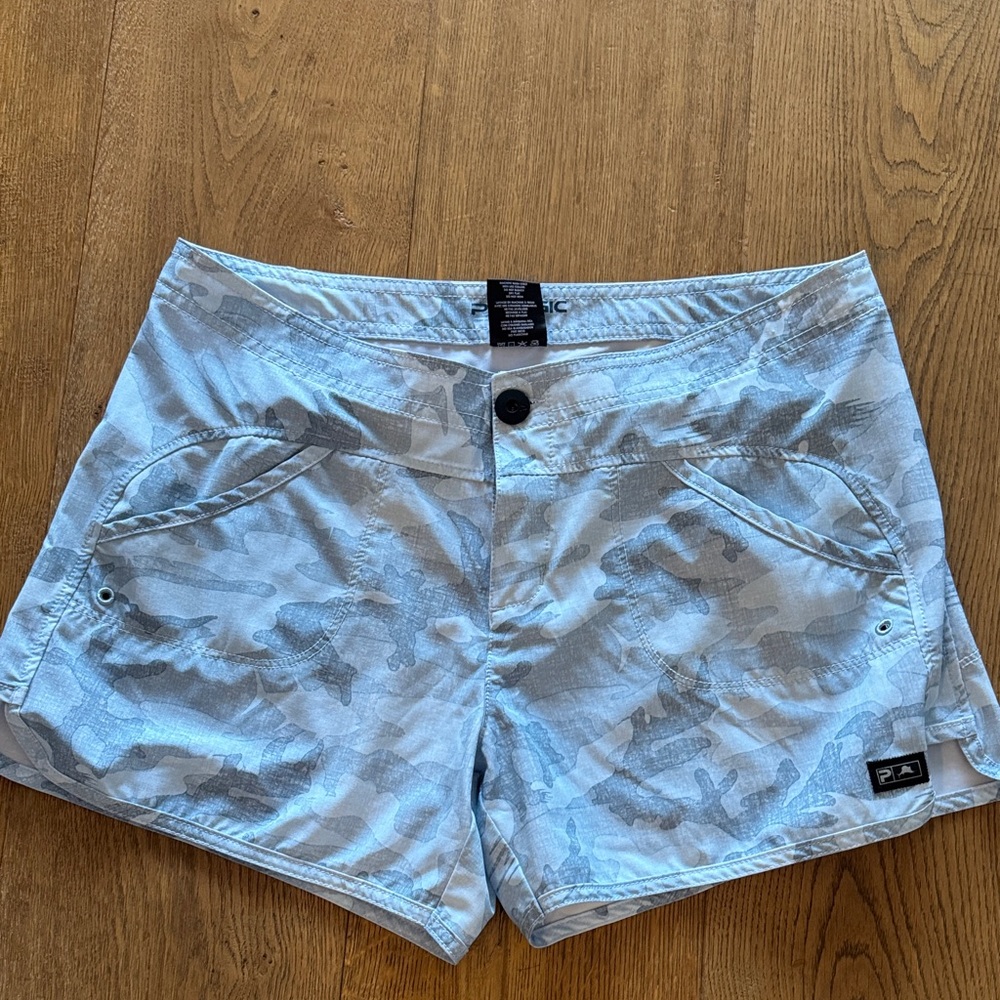 Pelagic Light Gray Camo Women's Cargo Shorts size 6 - Picture 3 of 6